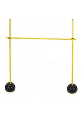 Iš trijų geltonų vikrumo lazdų, dviejų juodų pagrindų ir dviejų jungčių suformuota kliūtis pralindimui