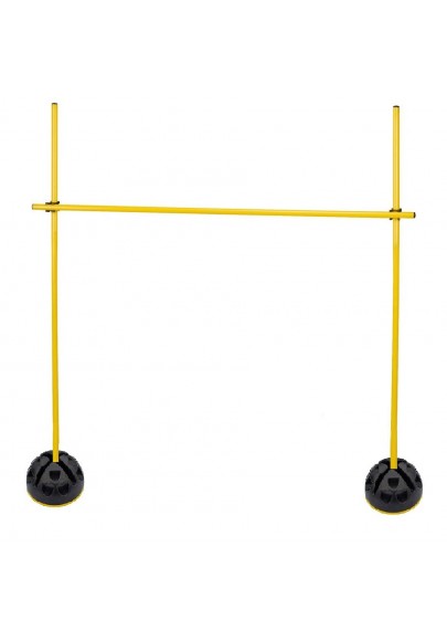 Iš trijų geltonų vikrumo lazdų, dviejų juodų pagrindų ir dviejų jungčių suformuota kliūtis pralindimui